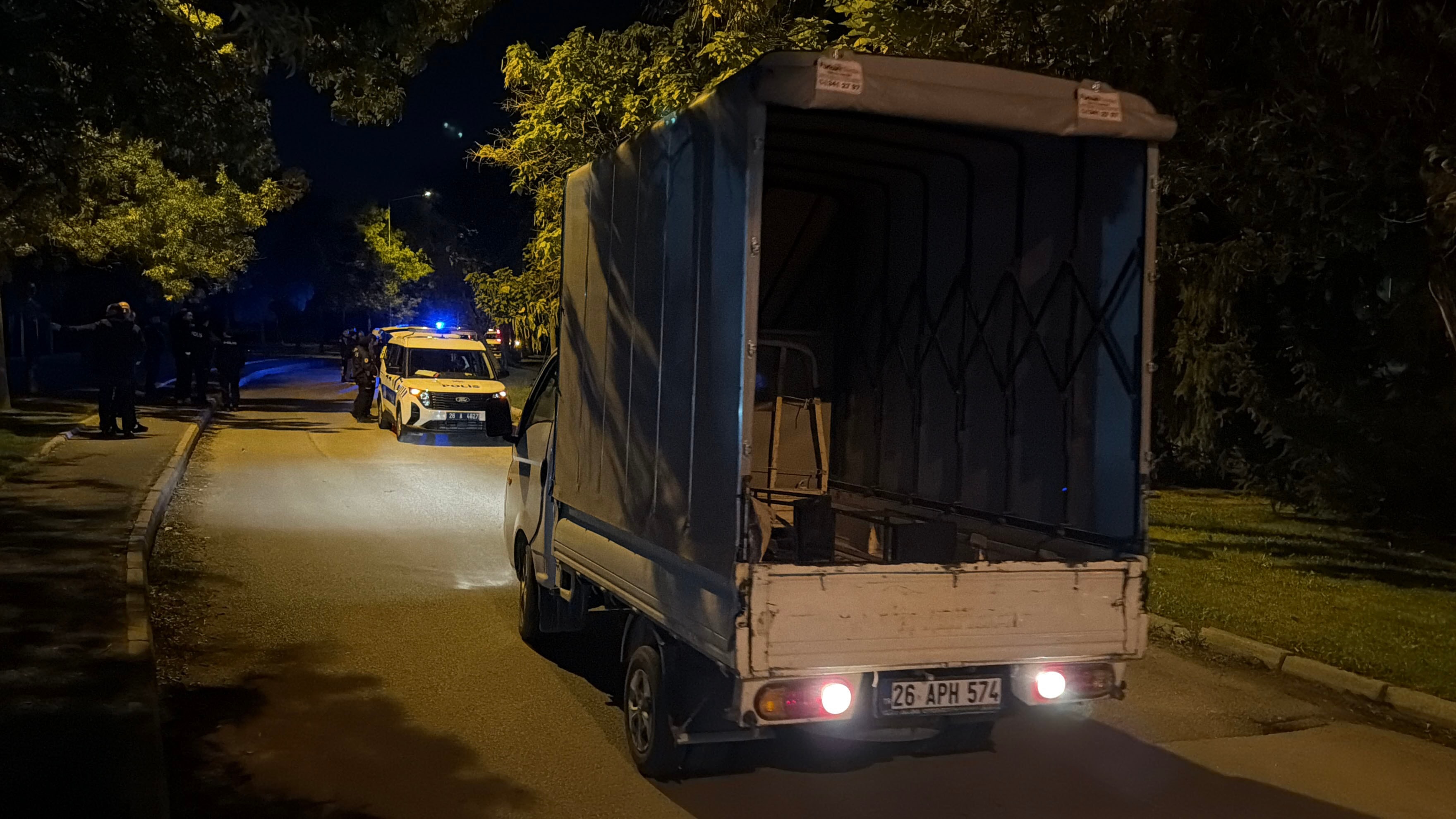 Eskişehir'de Kadın, Eşinin Kamyonetinden Atlayarak Ağır Yaralandı