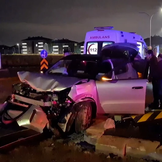 Eskişehir'de Kavşak Kazası: 3 Yaralı, Araçlar Hurdaya Döndü