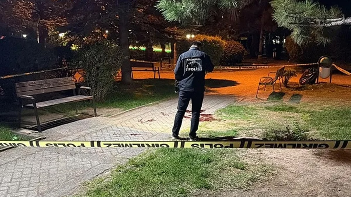 Eskişehir'de Parkta Bıçaklı Kavga: 1 Ağır Yaralı