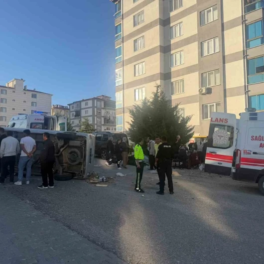 Eskişehir Sivrihisar'da Otomobil Minibüsle Çarpıştı: 5 Yaralı