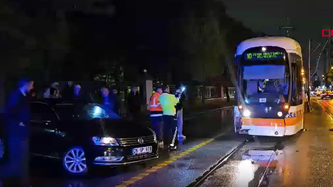 Eskişehir'de Tramvay ile Otomobil Çarpıştı: 2 Yaralı