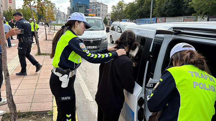 Eskişehir'de Uyuşturucu Dolu Çantayla Kaçamadılar: 515 Bin Ceza