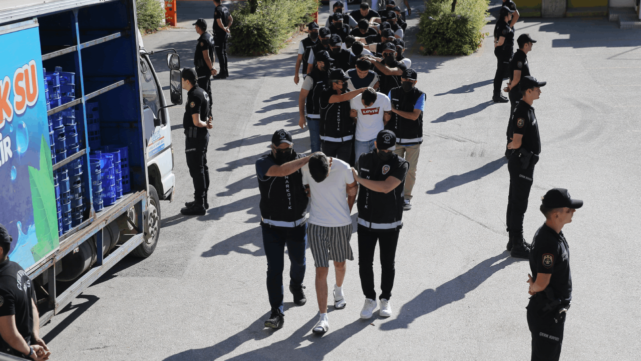 Eskişehir'de Uyuşturucu Operasyonu: Ev Baskınında Çok Sayıda Madde Ele Geçirildi