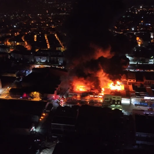 Eskişehir'de Yapı Malzemeleri Deposunda Yangın: Alevler Gökyüzünü Sardı