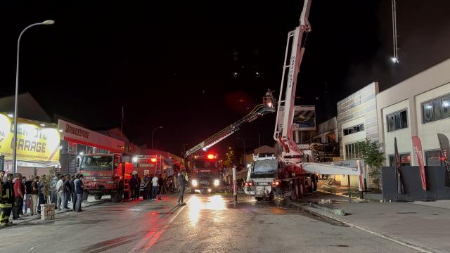 Eskişehir'de Yapı Malzemeleri Deposunda Yangın Panik Yarattı