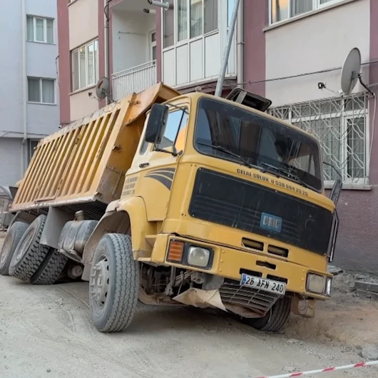 Eskişehir'de Yol Çöktü, Hafriyat Kamyonu Çukura Gömüldü