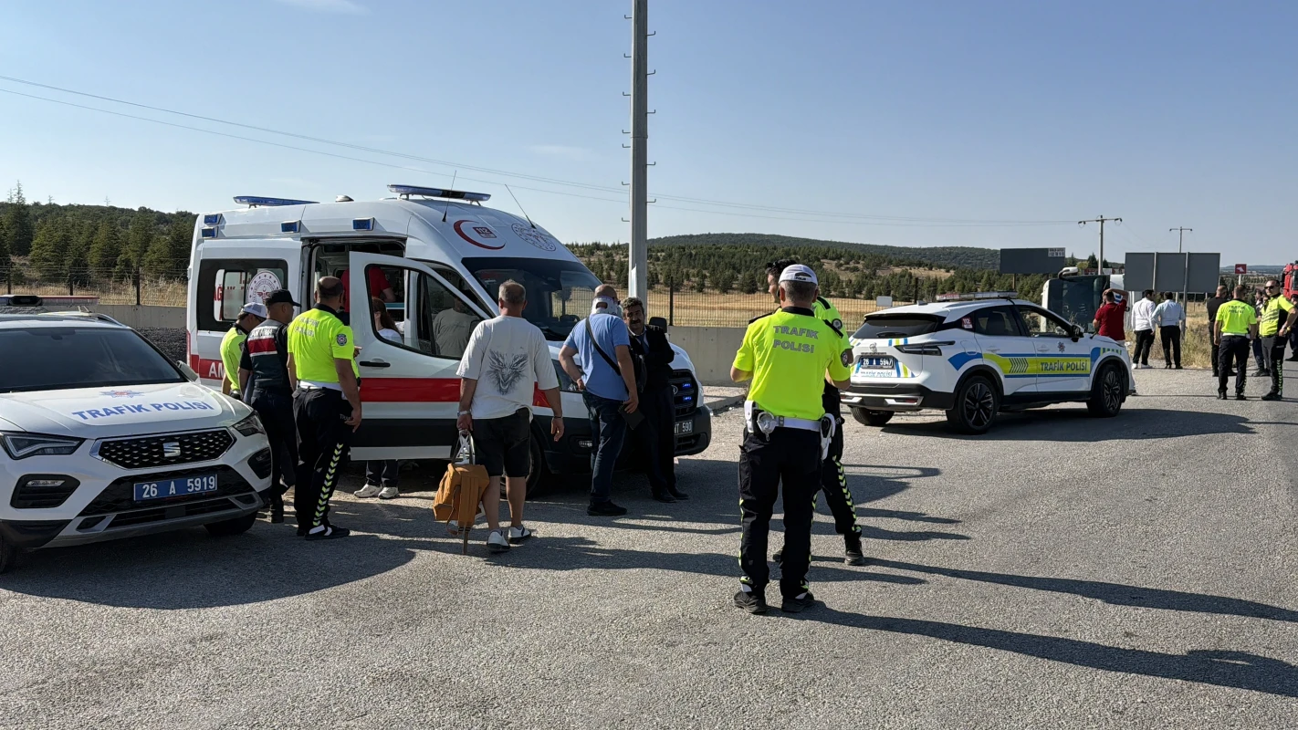 Eskişehir'de yolcu otobüsü şarampole devrildi: 20 yaralı