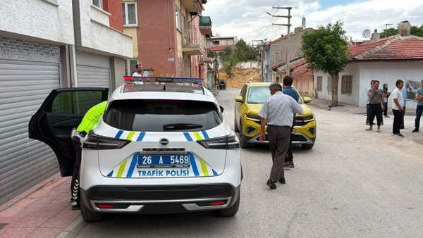 Eskişehir'de bisikletli çocuğa çarpan otomobilin kaza anı kamerada
