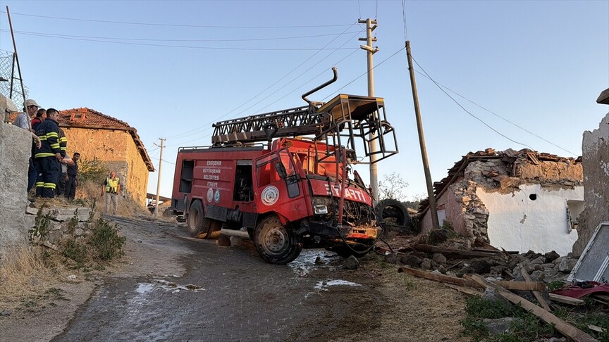 Eskişehir'de İtfaiye Aracı Duvara Çarptı: 3 Yaralı