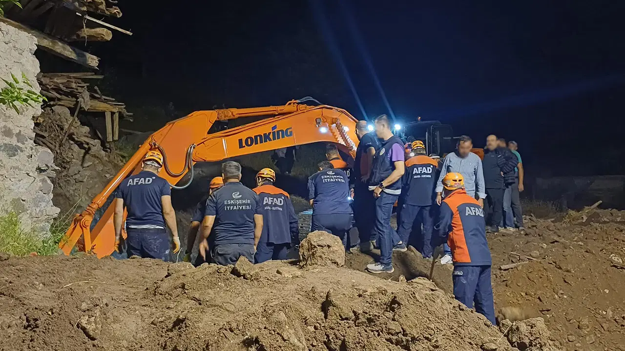 Eskişehir'de kaçak define kazısında göçük: 1 ölü, 6 gözaltı
