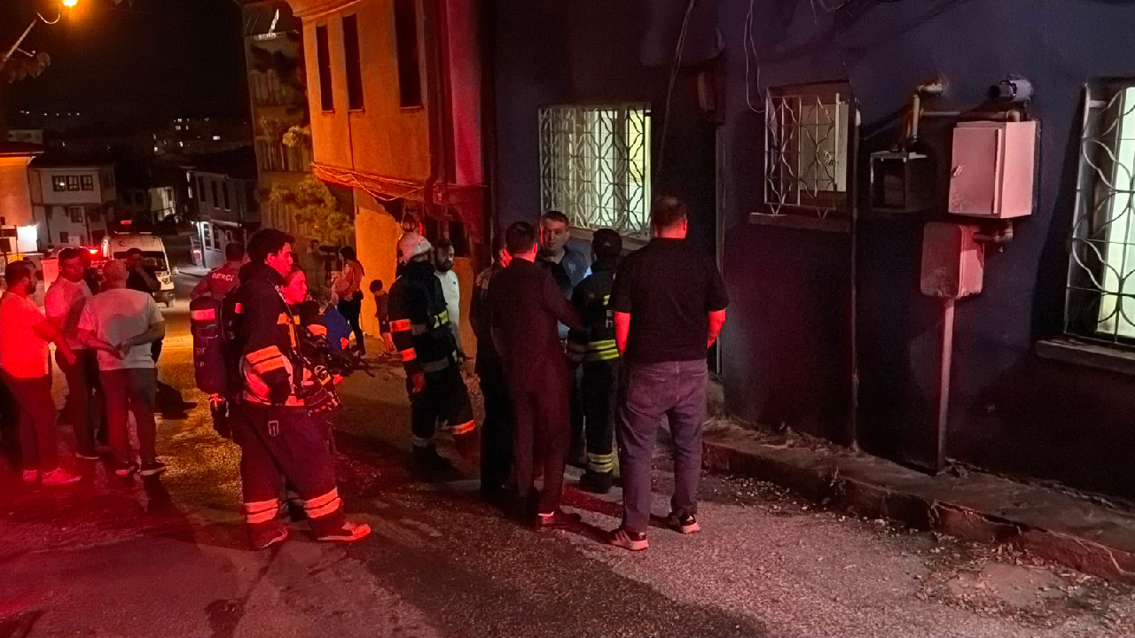 Eskişehir'de kapüşonlu saldırgan eve benzin döküp ateşe verdi