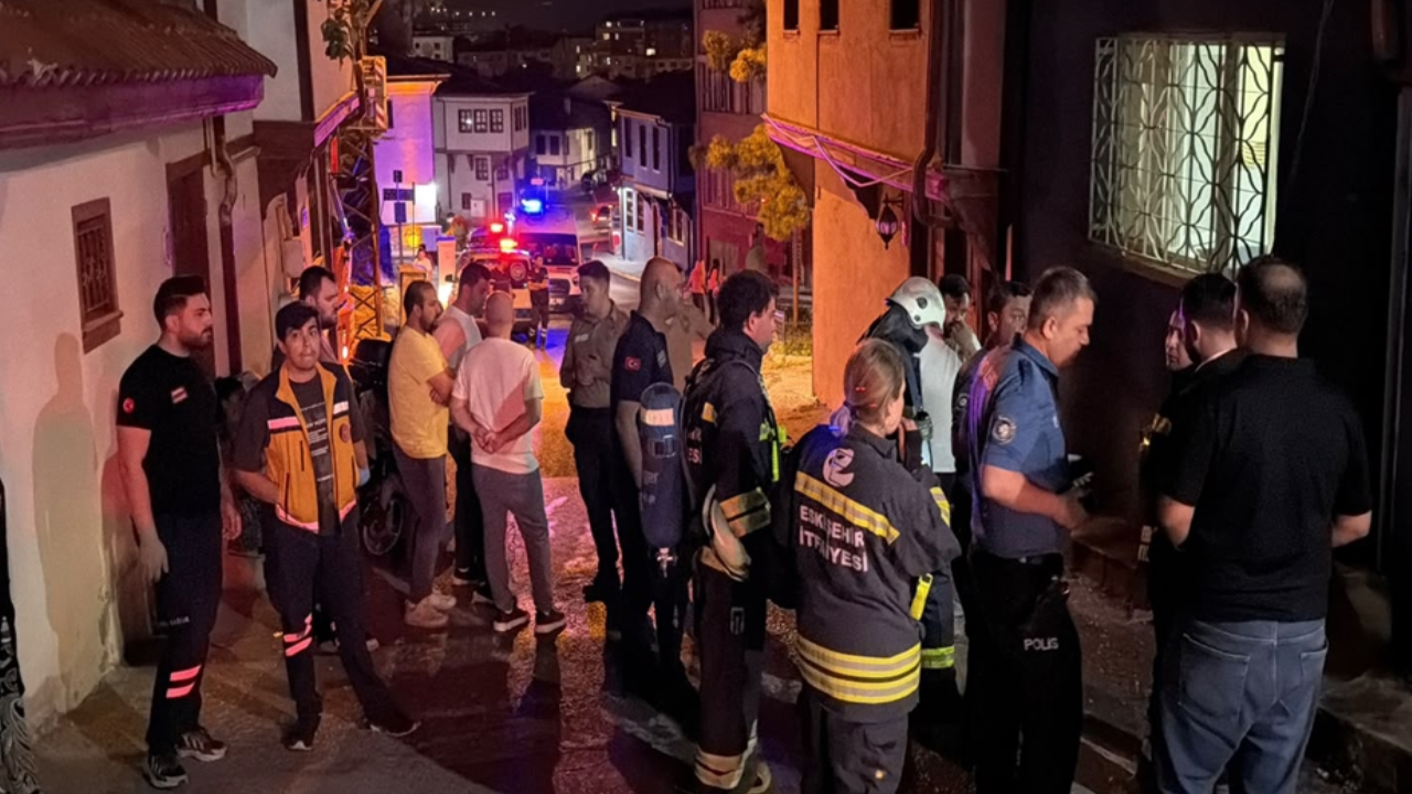 Eskişehir'de Kapüşonlu Şüpheli Evin Önüne Benzin Döküp Ateşe Verdi