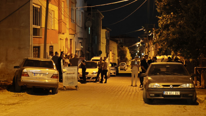 Eskişehir'de komşu kavgası: 10 kişi ve bir polis yaralandı