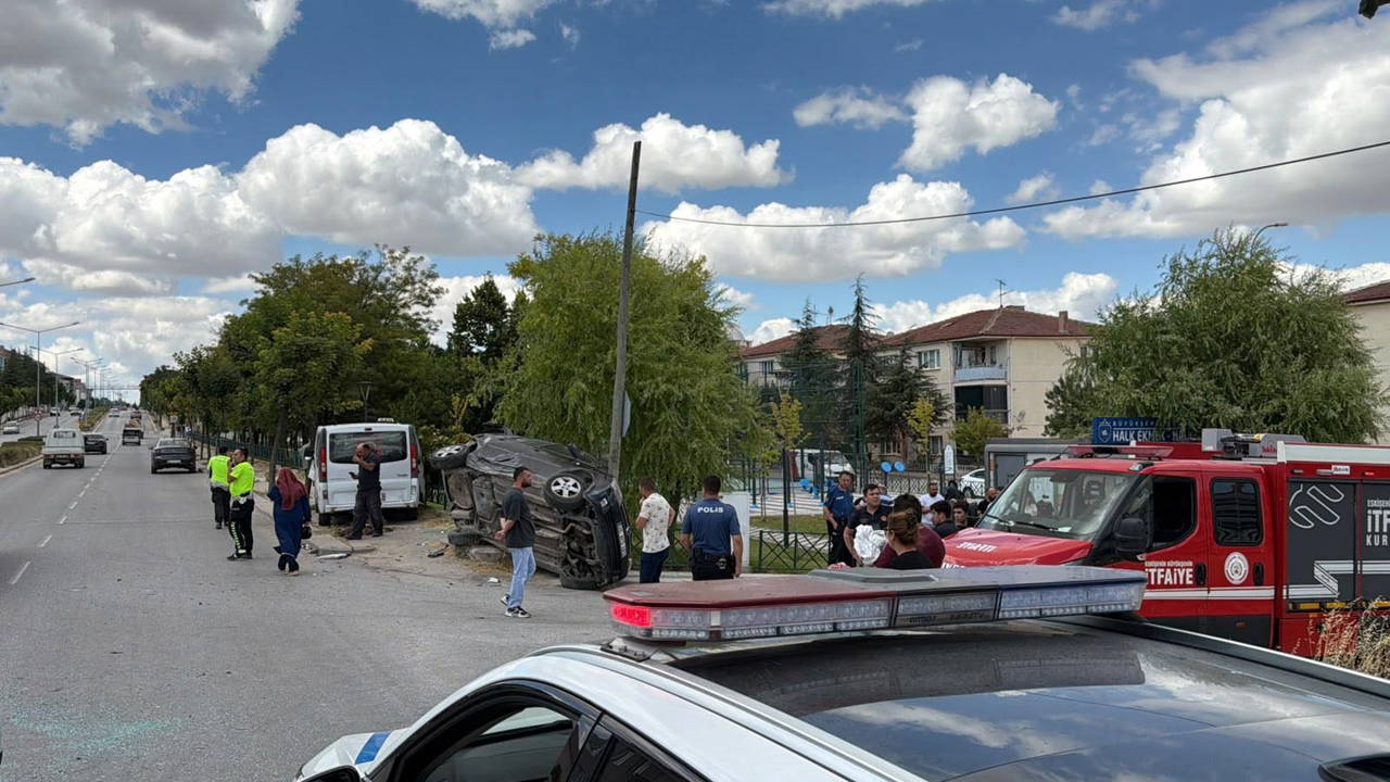 Eskişehir'de minibüs ile otomobil çarpıştı: 8 yaralı