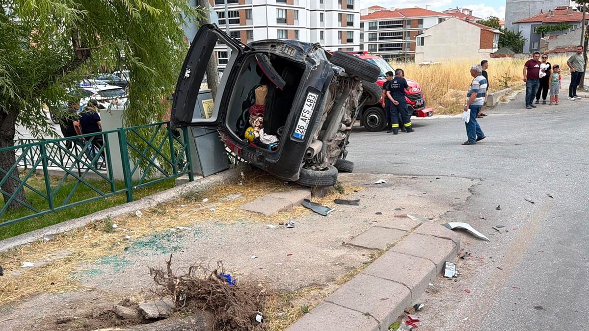 Eskişehir'de Minibüs ve Otomobil Çarpıştı: 8 Yaralı