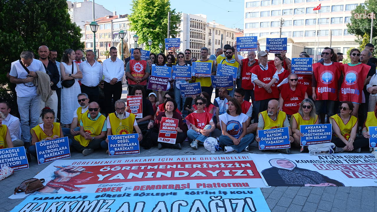 Eskişehir'de öğretmenler taban maaş için oturma eylemi yaptı