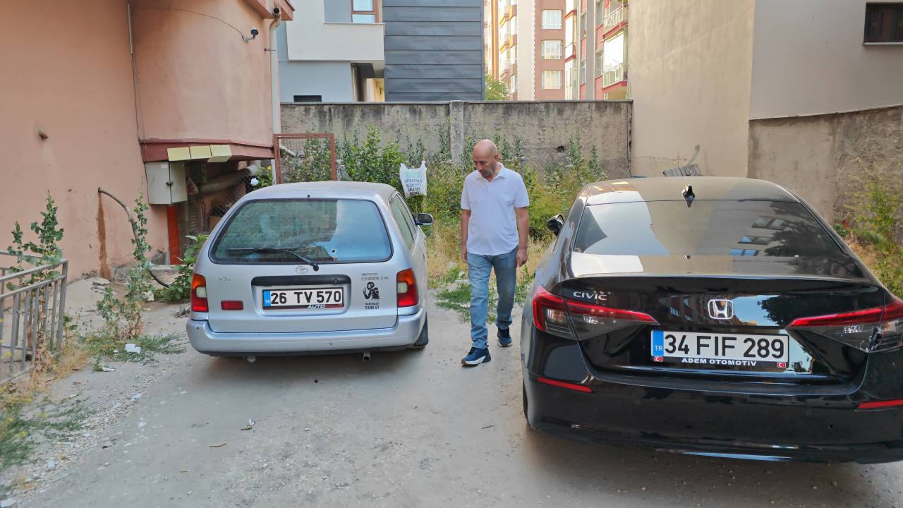 Eskişehir'de park halindeki 2 araca 5 kurşun: Polis soruşturması sürüyor