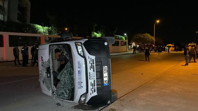 Eskişehir'de servis aracı devrildi: 7 yaralı