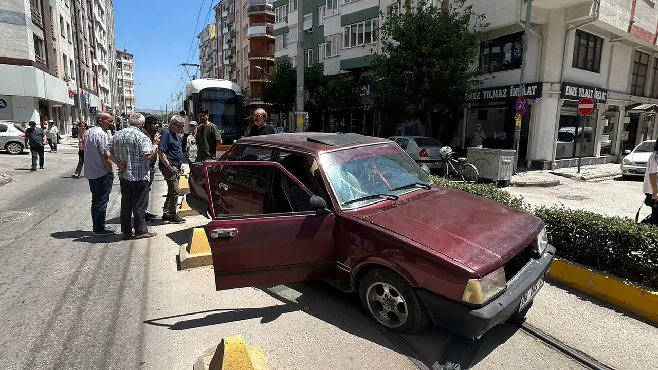 Eskişehir'de tramvay hattında kaza: Seferler durdu