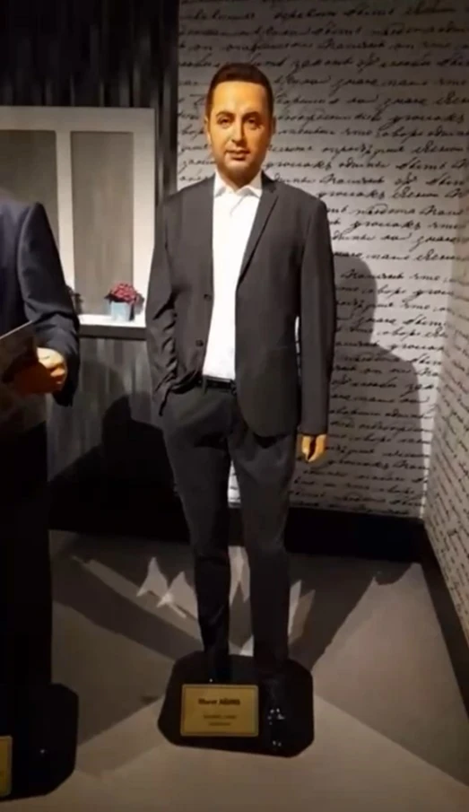 Eskişehir'de yandaş PR'ı: CHP'li belediye Murat Ağırel heykeli dikti, kronik sorunlar bekliyor