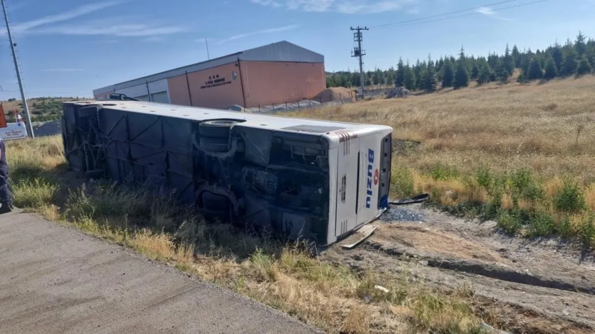 Eskişehir'de yolcu otobüsü devrildi: 24 yaralı, şoförün uyuduğu iddiası