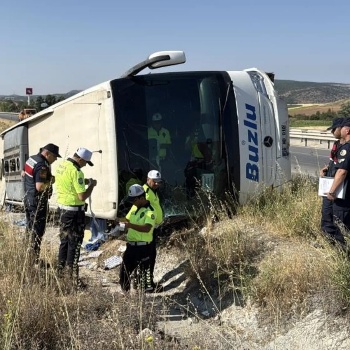 Eskişehir'de yolcu otobüsü devrildi: 24 yaralı