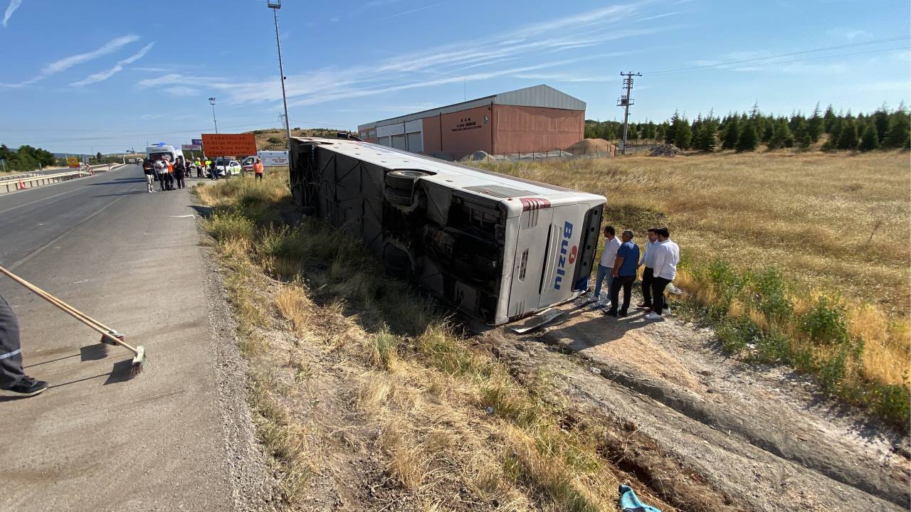 Eskişehir'de yolcu otobüsü şarampole devrildi: 24 yaralı