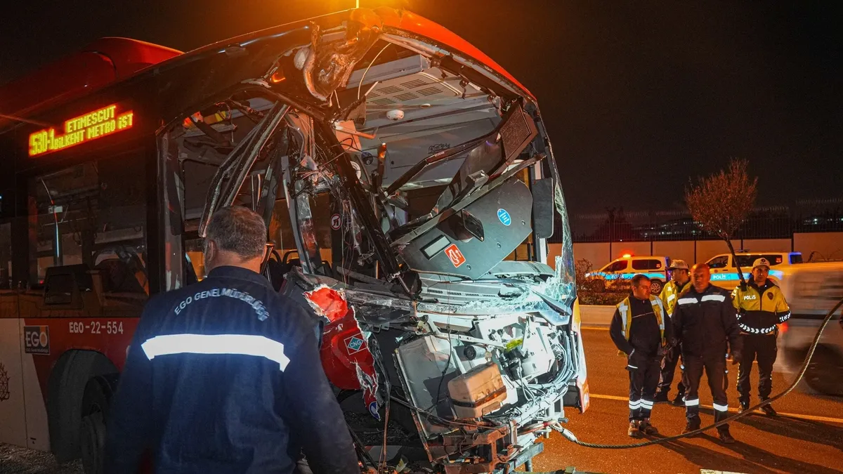 Etimesgut'ta EGO otobüsü kontrolden çıktı: 24 yaralı