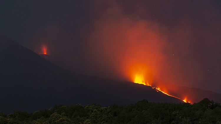Etna Yanardağı Kül Püskürttü: Hava Trafiği Durdu