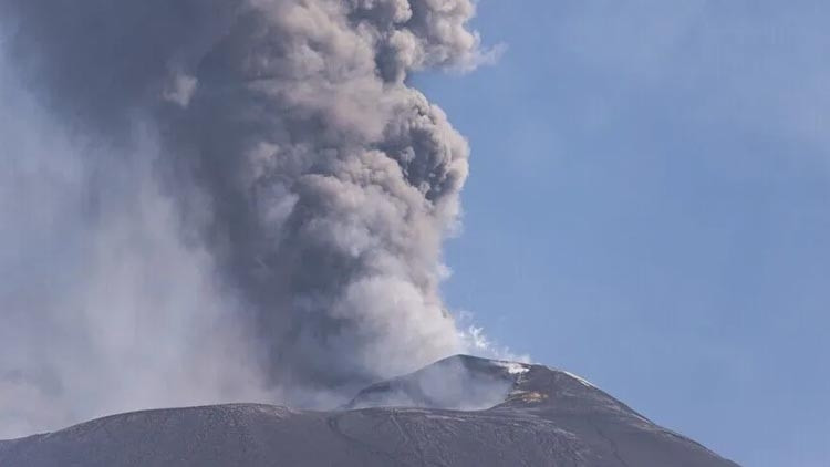 Etna Yanardağı Lav Püskürttü: Catania Uçuşları Askıya Alındı