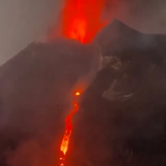 Etna Yanardağı yeniden patladı: Lavlar aktı, kül bulutu gökyüzünü kapladı