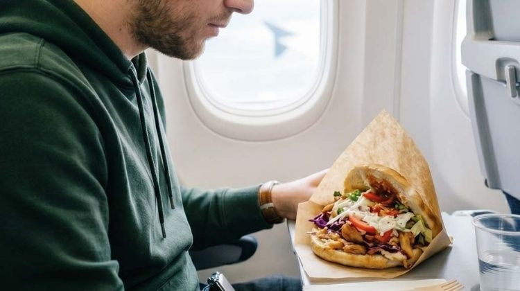 Eurowings uçak menüsüne Alman dönerini ekledi