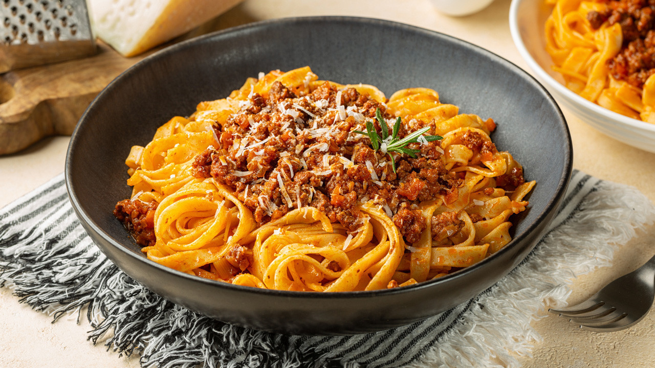 Ev Yapımı Taze Fettuccine ile Bolonez Sos: Sofranızda İtalyan Şöleni