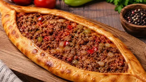 Evde Kıymalı Pide Tarifi: Fırından Çıkmış Gibi Lezzetli