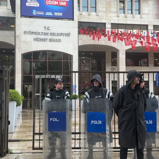 Eyüpsultan Belediyesi'ne şafak operasyonu: Başkan Özmen dahil 28 gözaltı
