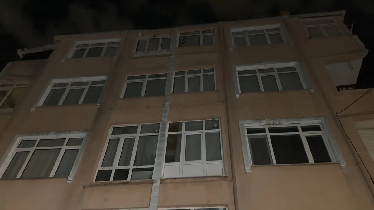 Eyüpsultan'da Kolon Sesleri Alarmı: 5 Katlı Bina Mühürlendi