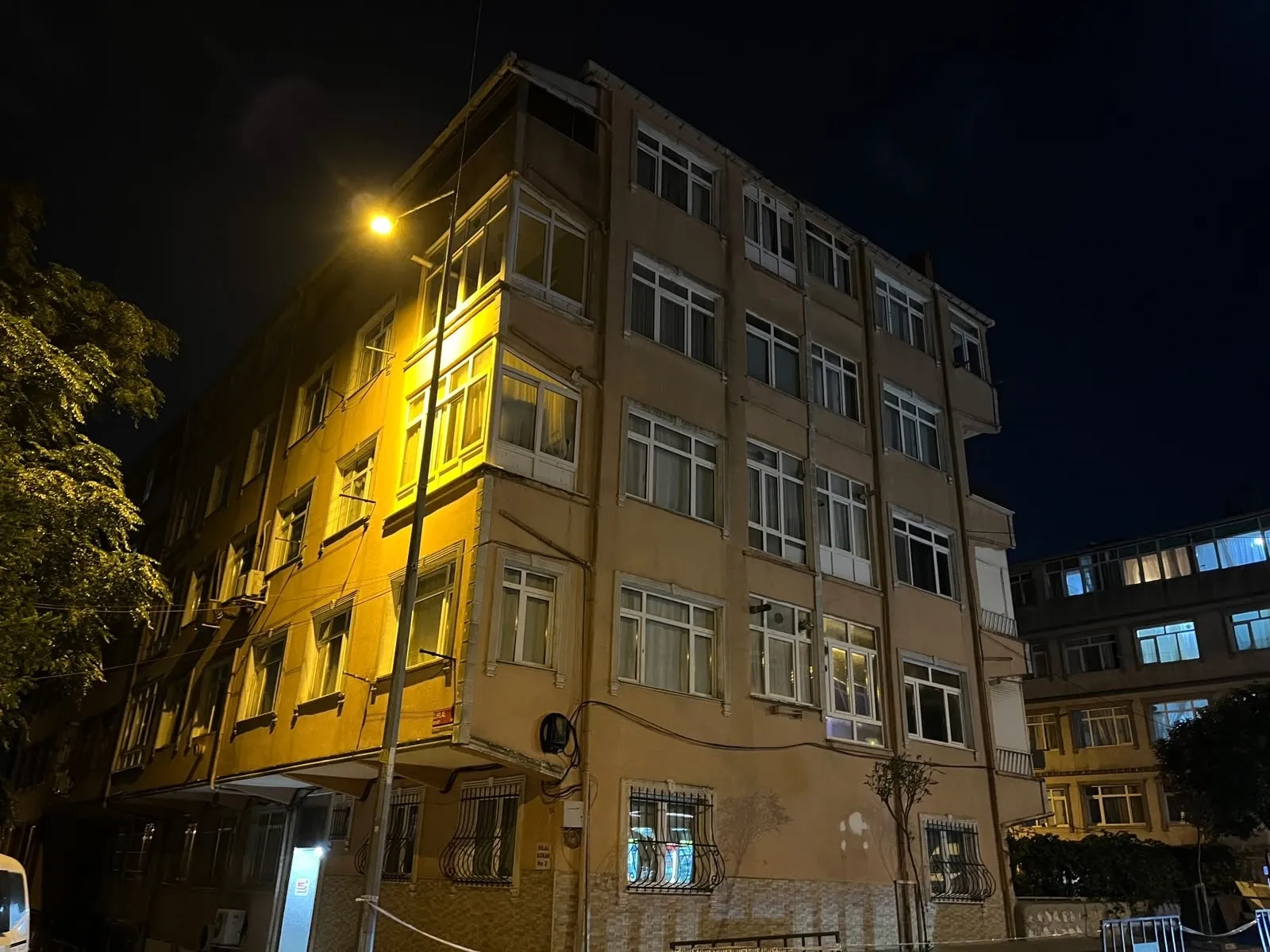 Eyüpsultan'da Kolonlardan Ses Gelen 5 Katlı Bina Tahliye Edildi