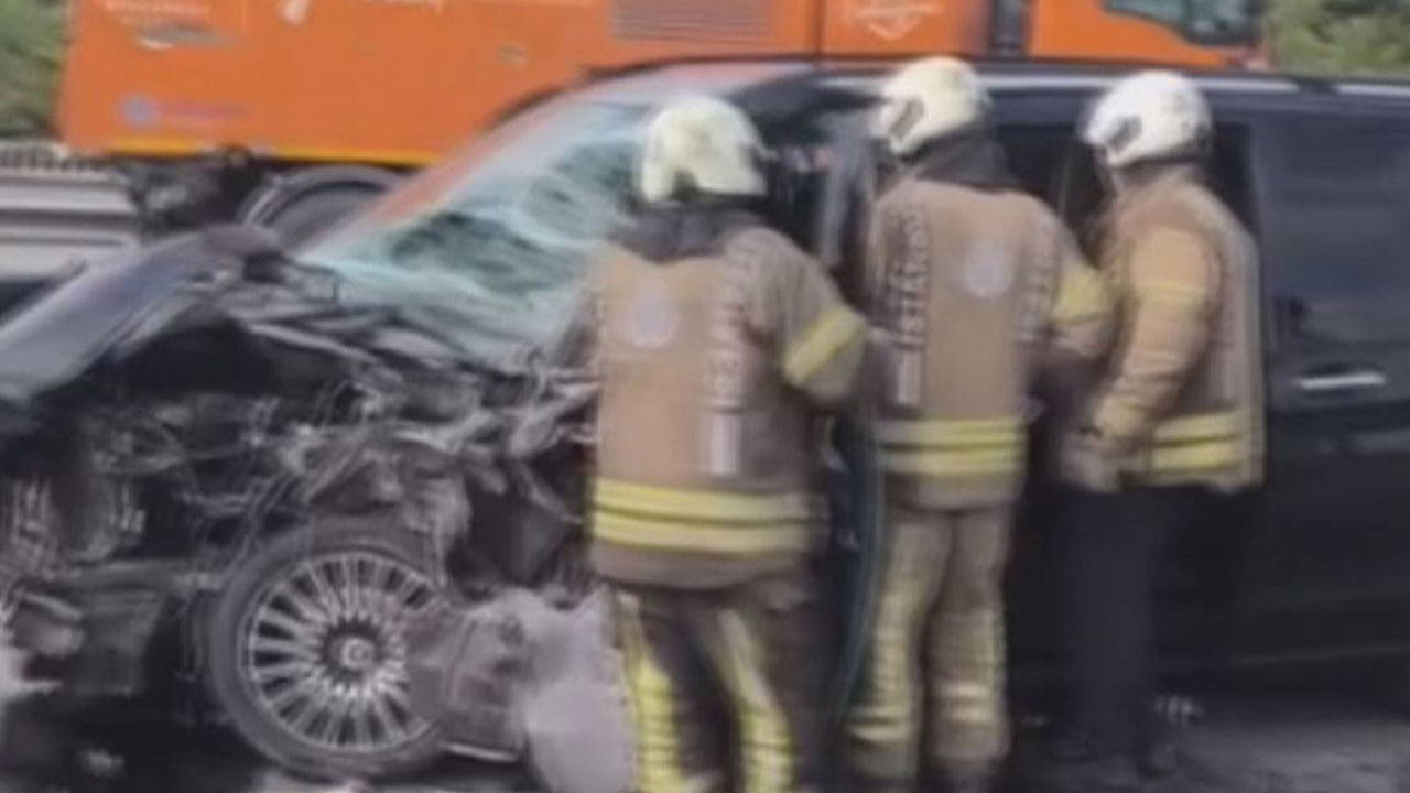Eyüpsultan'da minibüs yol bakım aracına çarptı: 6 yaralı