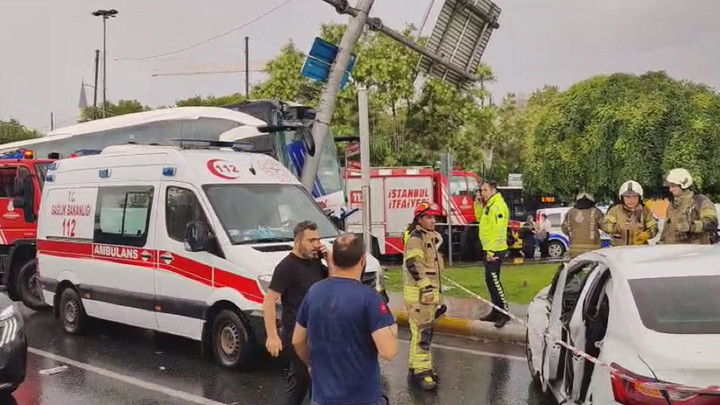 Eyüpsultan'da otobüs otomobile çarptı: Çok sayıda yaralı var