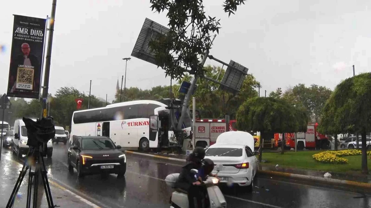 Eyüpsultan'da Otobüs Otomobile Çarptı: Yaralılar Var
