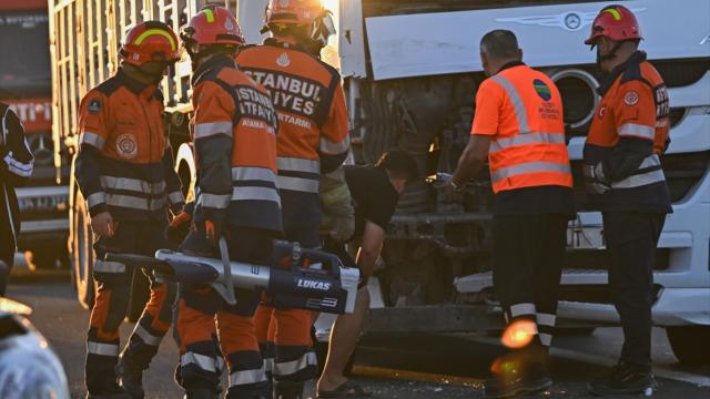 Eyüpsultan'da Tır ile Hafif Ticari Araç Çarpıştı: 6 Yaralı