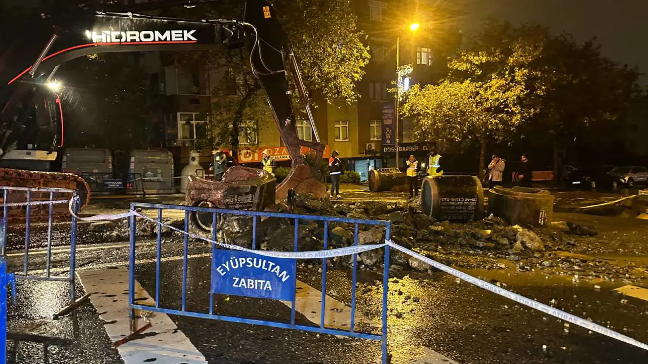 Eyüpsultan'da Yağış Sonrası Çöken Yol Onarıldı