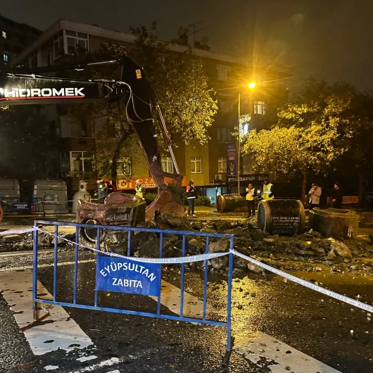 Eyüpsultan'da Yol Çöktü: Yağış Sonrası Güvenlik Önlemleri