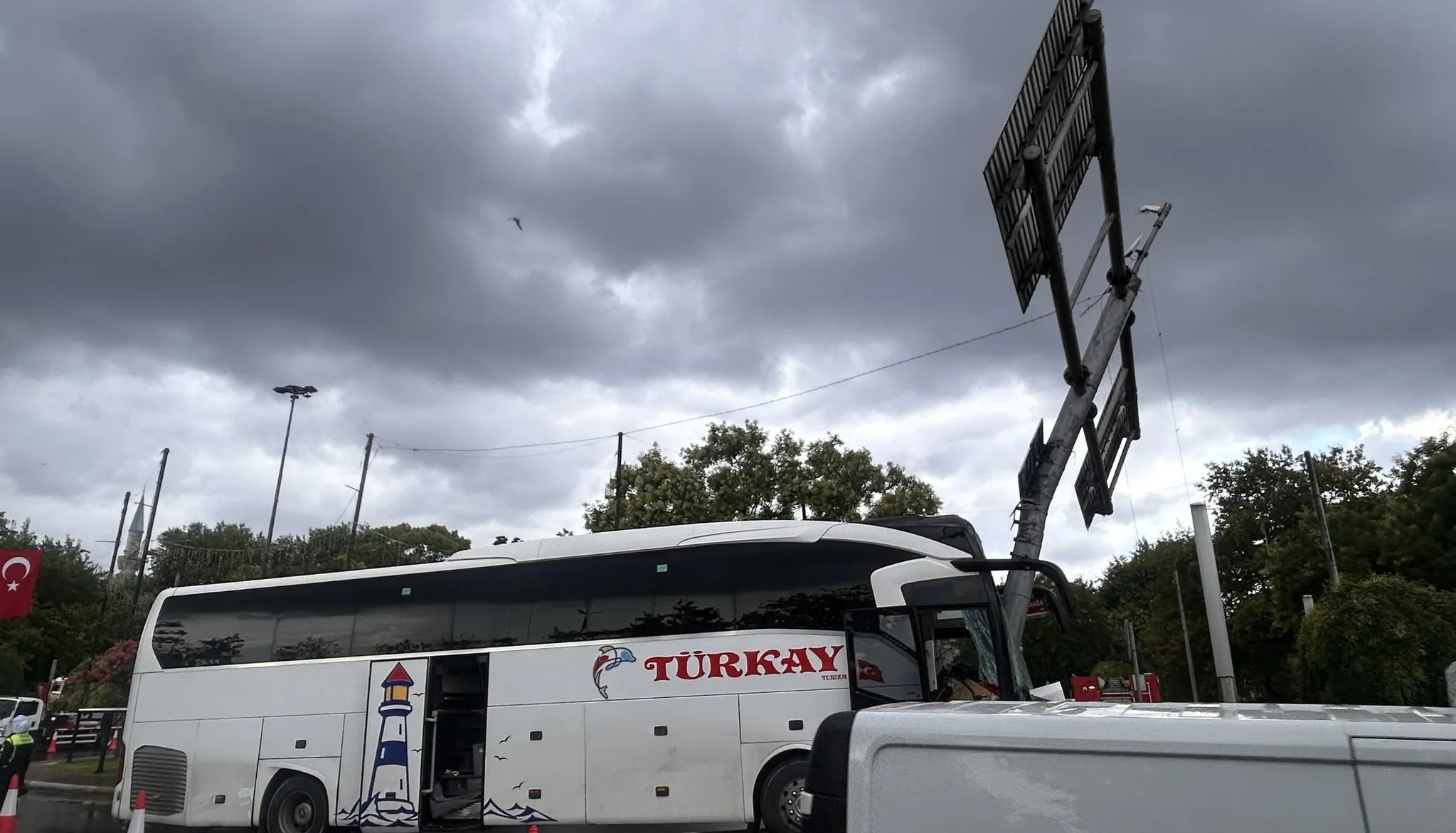 Eyüpsultan'da yolcu otobüsü kazası: 30 yaralı, 2'si ağır