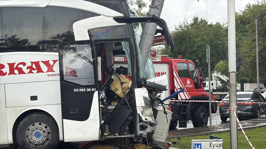 Eyüpsultan'da yolcu otobüsü ile otomobil çarpıştı: 30 yaralı