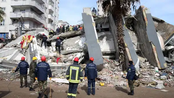 Depremde 35 kişiyi öldüren Ezgi Apartmanı davası ertelendi: Personele suç duyurusu