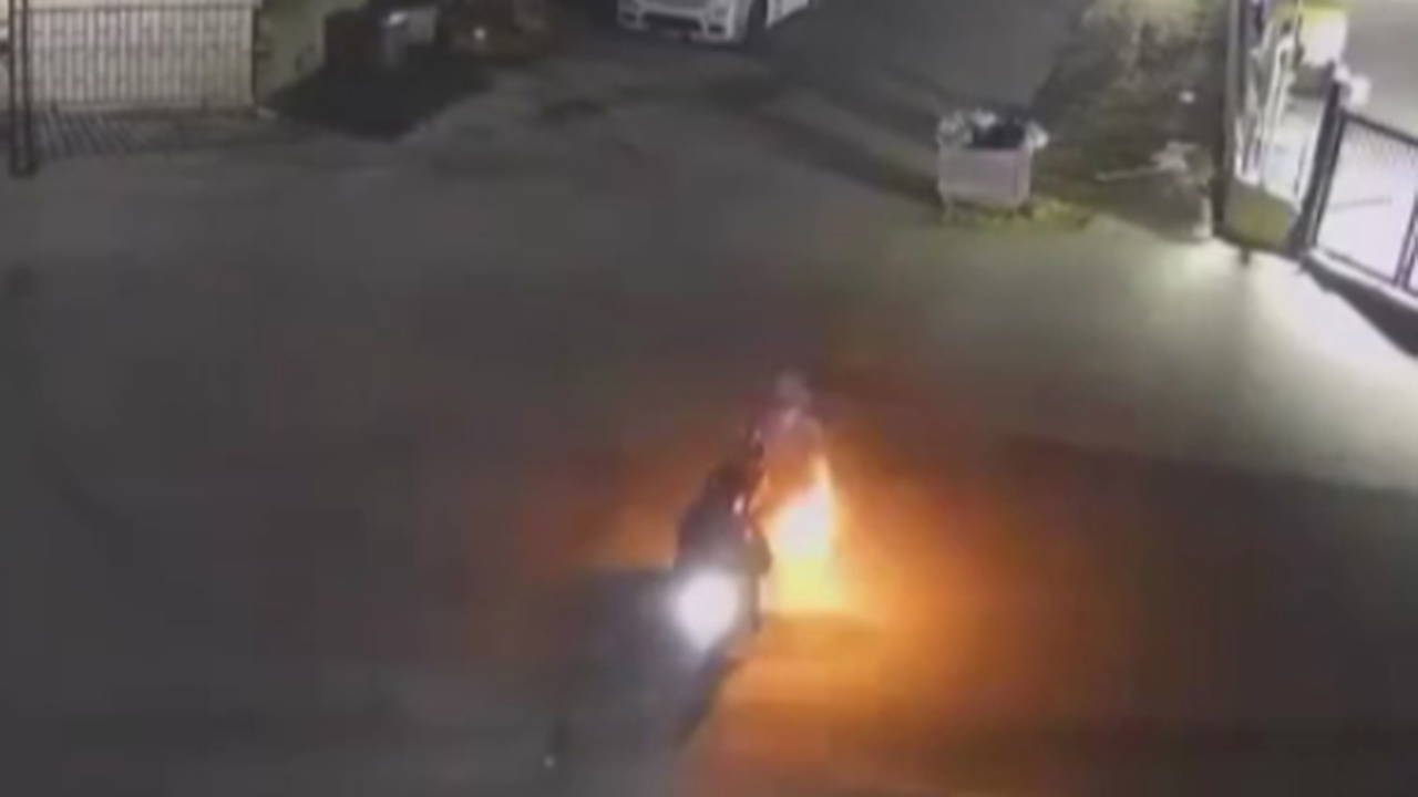 Fabrikaya patlayıcı atmaya çalışan şüphelinin elinde bomba patladı