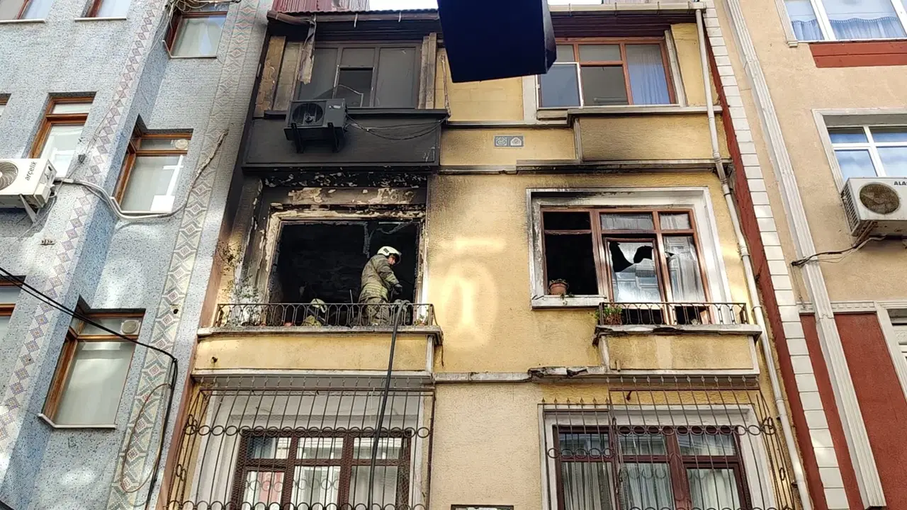 Fatih'te 3 katlı binada yangın: 4 kişi mahsur kaldı, kurtarma anları kamerada