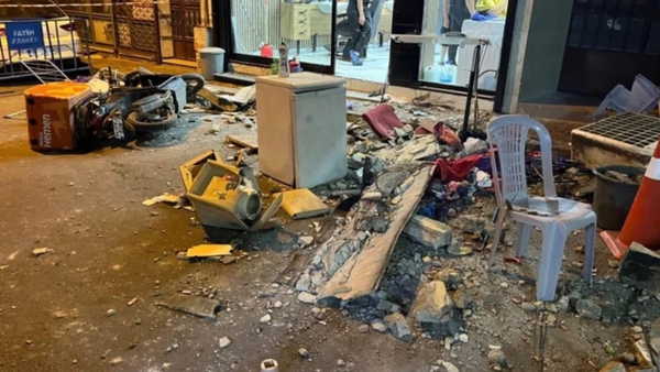 Fatih'te 4 Katlı Binanın Çatısı Kısmen Çöktü: 2 Kişi Son Anda Kurtuldu
