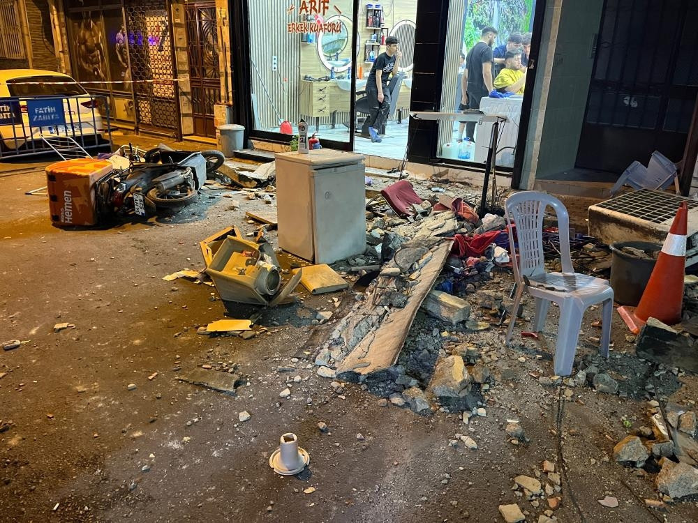 Fatih'te 4 katlı binanın çatısı çöktü: Olay yerinde ekipler seferber oldu